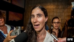 La disidente cubana Yoani Sánchez (d), autora del blog "Generación Y" concede entrevista a la prensa a su llegada a Brasil