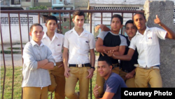 Estudiantes cubanos de secundaria