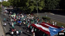 Miles de personas recorren las calles de San Juan por la liberación de Óscar López, preso en EE.UU. desde hace 32 años por conspiración en su lucha por la independencia de Puerto Rico. 