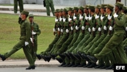 El pueblo no tiene armas, pero Cuba es uno de los países más militarizados del mundo. Soldados cubanos participan en el ensayo del desfile militar.