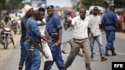 Un manifestante es detenido durante las protestas antigubernamentales en Buyumbura, Burundi.