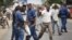 Un manifestante es detenido durante las protestas antigubernamentales en Buyumbura, Burundi.
