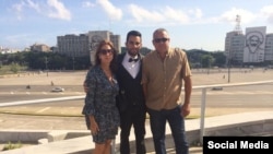 Zulema Rosales, hija del general Ulises Rosales, junto a su hijo y esposo en la Plaza de la Revolución. 