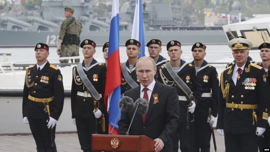 El presidente ruso, Vladimir Putin (c), pronuncia un discurso en la bahía del puerto crimeo de Sebastopol, Crimea.