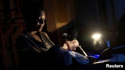 Una madre alimenta a su bebé en La Habana durante un apagón en septiembre de 2026.