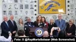 Al centro, la congresista cubanoamericana María Elvira Salazar