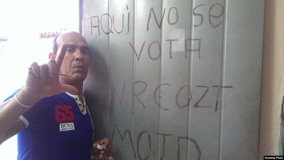 Activistas del MCJD portando pancartas en Santa Clara