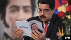 Fotografía cedida por la Presidencia de Venezuela el 2 de septiembre de 2014, que muestra al mandatario venezolano, Nicolás Maduro, mientras anuncia cambios en su gabinete en cadena de radio y televisión desde el Palacio Presidencial, en Caracas (Venezue