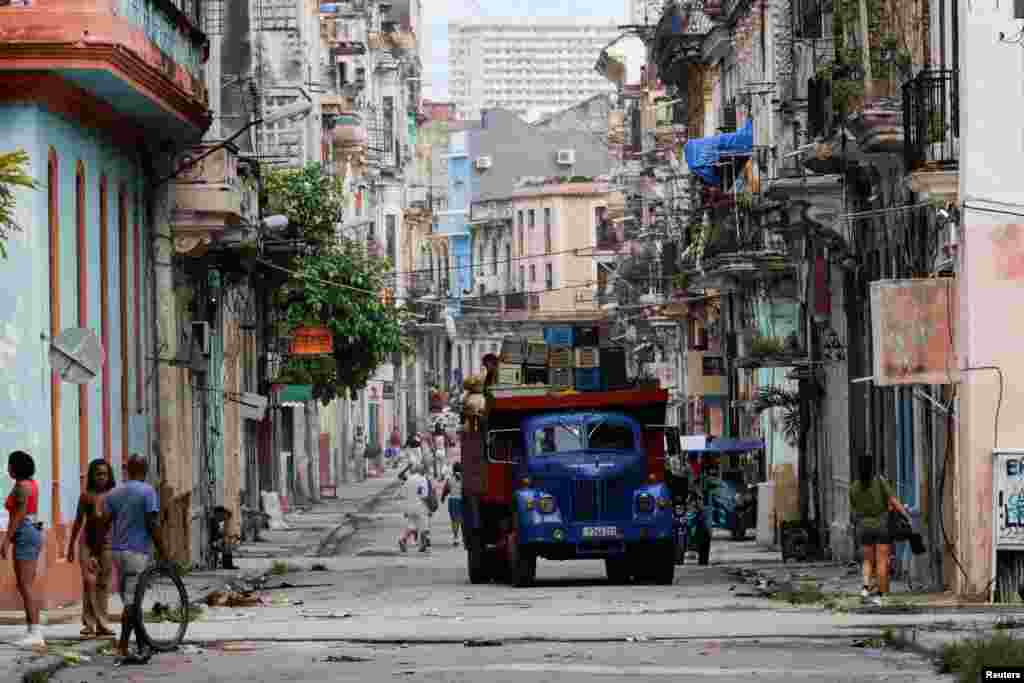 Un camión antiguo transporta productos agrícolas por una calle mientras Cuba se esfuerza por restablecer su red eléctrica nacional tras un apagón general, en La Habana, Cuba, el 4 de agosto de 2026. REUTERS/Norlys Perez