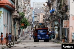 Un camión antiguo transporta productos agrícolas por una calle mientras Cuba se esfuerza por restablecer su red eléctrica nacional tras un apagón general, en La Habana, Cuba, el 4 de agosto de 2026. REUTERS/Norlys Perez