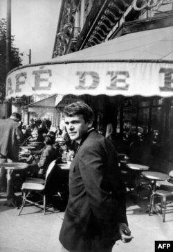 Milan Kundera en París en 1975.