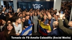 Activistas cubanos en la sede del PP saludaron a María Corina Machado, Premio Nobel de la Paz.
