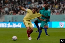 La leyenda del fútbol italiano Alessandro Del Piero, a la izquierda, durante un partido de fútbol entre trabajadores y leyendas de la FIFA en el estadio Al Thumama en Doha, Qatar, el lunes 12 de diciembre de 2022.