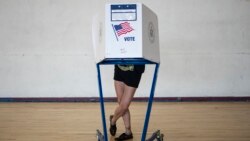 Ua ciudadana ejerce su derecho al voto durante las primarias demócratas en junio pasado, en New York. (Johannes EISELE/AFP-Archivo)