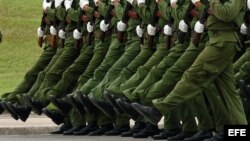 Soldados cubanos participan en el ensayo del desfile militar.