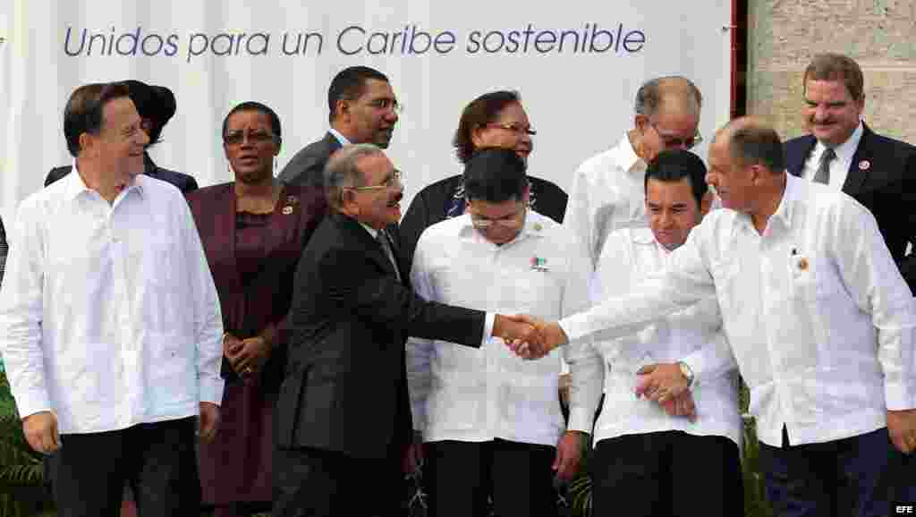 El presidente de República Dominicana, Danilo Medina (3i), saluda a su homólogo de Costa Rica, Luis Guillermo Solís (d) hoy, sábado 04 de junio de 2016, en La Habana (Cuba), durante la foto oficial de los jefes de estado participantes en la VII Cumbre de 