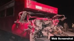 El accidente ocurrió al impactarse un camión Kamaz de la Unión de Ferrocarriles de Cuba con uno de pasajeros con destino Holguín.