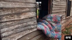 Durante las inundaciones las personas perdieron numerosos artículos entre ellos colchones.