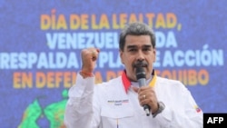 Nicolás Maduro habla a sus seguidores sobre el conflicto con Guyana en las afueras de Miraflores, el 9 de diciembre.