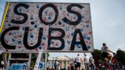 Un cartel de SOS Cuba en Washington, DC, el 18 de julio de 2021, en una manifestación de apoyo a las protestas en la isla. (Andrew Caballero-Reynolds / AFP).