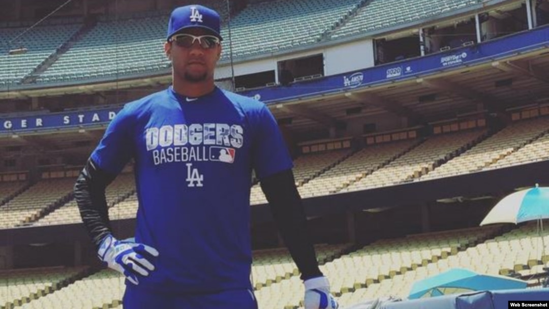 Yulieski Gourriel viste el uniforme de los Dodgers.