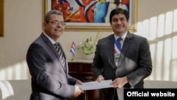 José Rodríguez presenta credenciales como embajador de Cuba ante el presidente de Costa Rica, Carlos Alvarado. (Foto: Embajada de Cuba en Costa Rica)