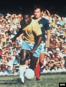 Pelé durante un partido con la Selección Nacional de Brasil. (Sin fecha).