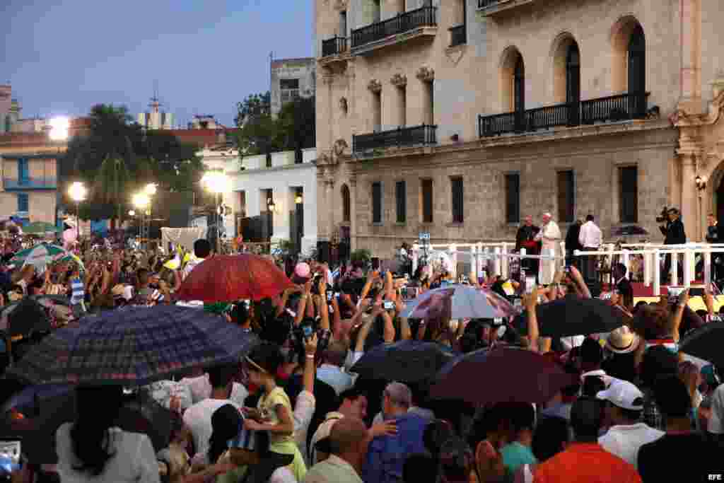 El papa Francisco habla durante un encuentro con jóvenes en el Centro Cultural Padre Félix Varela, en La Habana.