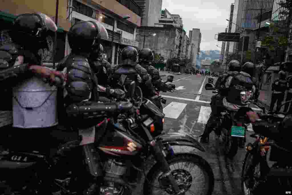 Miembros de la Guardia Nacional Bolivariana (GNB) permanecen en motocicletas a la espera de dispersar manifestantes hoy, jueves 12 de febrero de 2015, durante protestas en recuerdo de los fallecidos hace un año al término de una manifestación de la oposic