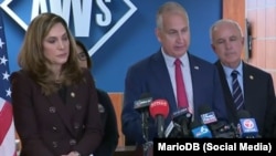 Los congresistas María Elvira Salazar, Mario Díaz-Balart y Carlos Giménez ofrecen una conferencia de prensa sobre la situación en Venezuela tras la captura de Nicolás Maduro.