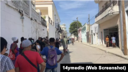 Fila en Guanabacoa, La Habana, para comprar los uniformes escolares vendidos por el Estado.