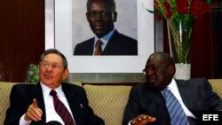 Archivo (2009) Raúl Castro (i), conversa con el primer ministro de Angola, Paulo Kassoma (d), en Luanda, Angola. 