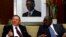 Archivo (2009) Raúl Castro (i), conversa con el primer ministro de Angola, Paulo Kassoma (d), en Luanda, Angola. 