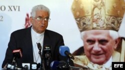 El presidente de la Conferencia de Obispos Católicos de Cuba (COCC), Dionisio García, durante una rueda de prensa, sábado 24 de marzo de 2012, en Santiago de Cuba.