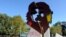 Pintada en la estatua del Ché de Oleiros horas antes del homenaje. Foto de La Opinión A Coruña