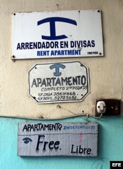 Vista de los anuncios de varias casas de alquiler para turistas en un edificio de La Habana.