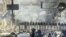 Varios manifestantes permanecen tras una barricada ante un cordón policial en Kiev (Ucrania) el viernes 31 de enero de 2014.