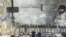 Varios manifestantes permanecen tras una barricada ante un cordón policial en Kiev (Ucrania). Archivo.