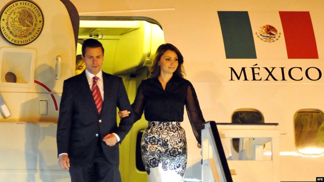 El presidente de México Enrique Peña Nieto (i) desciende junto a su esposa Angélica Rivera, en el aeropuerto internacional José Martí en La Habana (Cuba). 