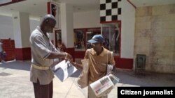 Reporta Cuba. Venta del "Granma" en las calles. Foto: Serafín Morán.