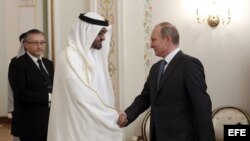 El presidente de Rusia, Vladímir Putin (d), recibe al príncipe heredero del emirato de Abu Dabi y vicecomandante supremo de la Armada de los Emiratos Árabes Unidos, el jeque Mohamed bin Zayed Al Nahyan.