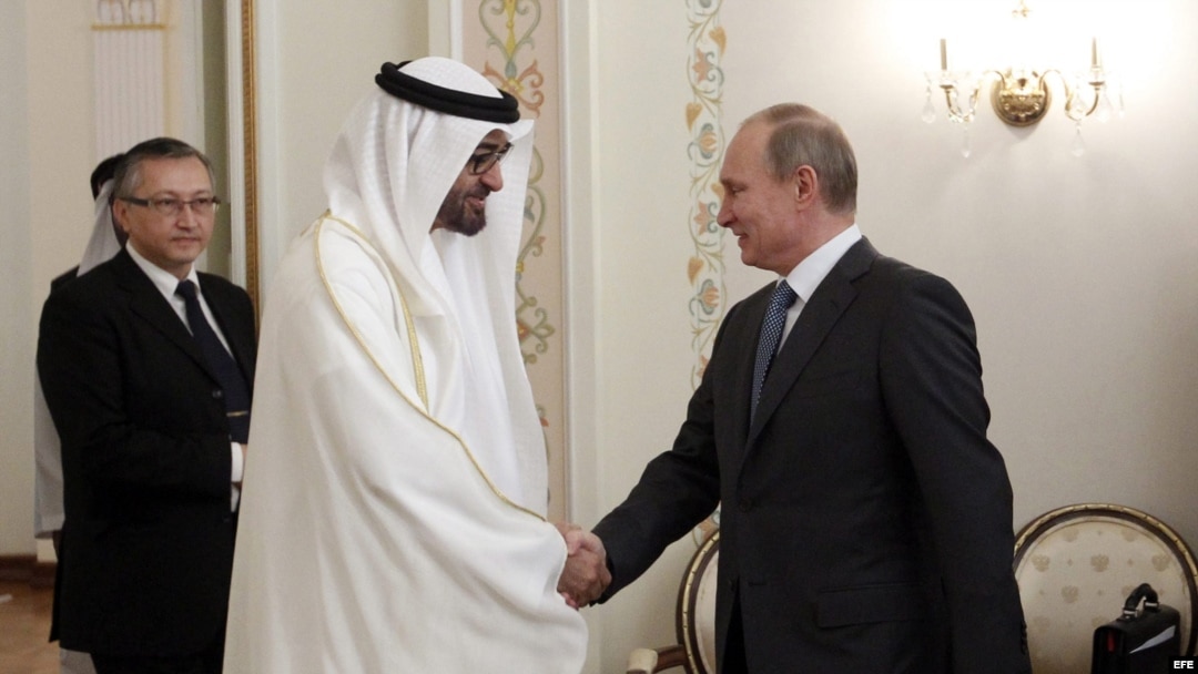 El presidente de Rusia, Vladímir Putin (d), recibe al príncipe heredero del emirato de Abu Dabi y vicecomandante supremo de la Armada de los Emiratos Árabes Unidos, el jeque Mohamed bin Zayed Al Nahyan.