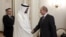 El presidente de Rusia, Vladímir Putin (d), recibe al príncipe heredero del emirato de Abu Dabi y vicecomandante supremo de la Armada de los Emiratos Árabes Unidos, el jeque Mohamed bin Zayed Al Nahyan.
