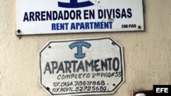 Vista de los anuncios de varias casas de alquiler para turistas en un edificio de La Habana.