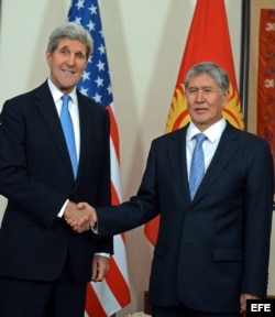 El secretario de Estado, John Kerry en Bishkek, con el presidente Almazbek Atambayev.