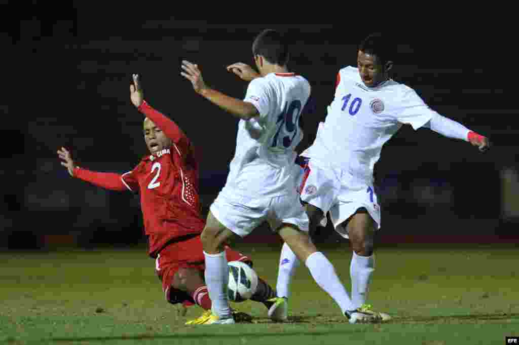 Los jugadores de Costa Rica Jean Carlo Agüero (c) y Dylan Flores (d) disputan el balón con Andy Baquero (i) de Cuba hoy, martes 26 de febrero de 2013, durante el partido de cuartos de final de la eliminatoria de la Concacaf para el Mundial Sub'20 de Turqu