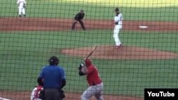 El pitcher cubano Miguel Alfredo González en el montículo por lo Toros de Tijuana.