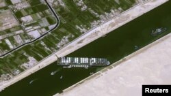 Vista aérea del Ever Given, atascado en el Canal de Suez. CNES/AIRBUS DS via REUTERS