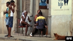 Varias personas conversan en La Habana (Cuba).