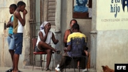 Varias personas conversan en La Habana (Cuba).